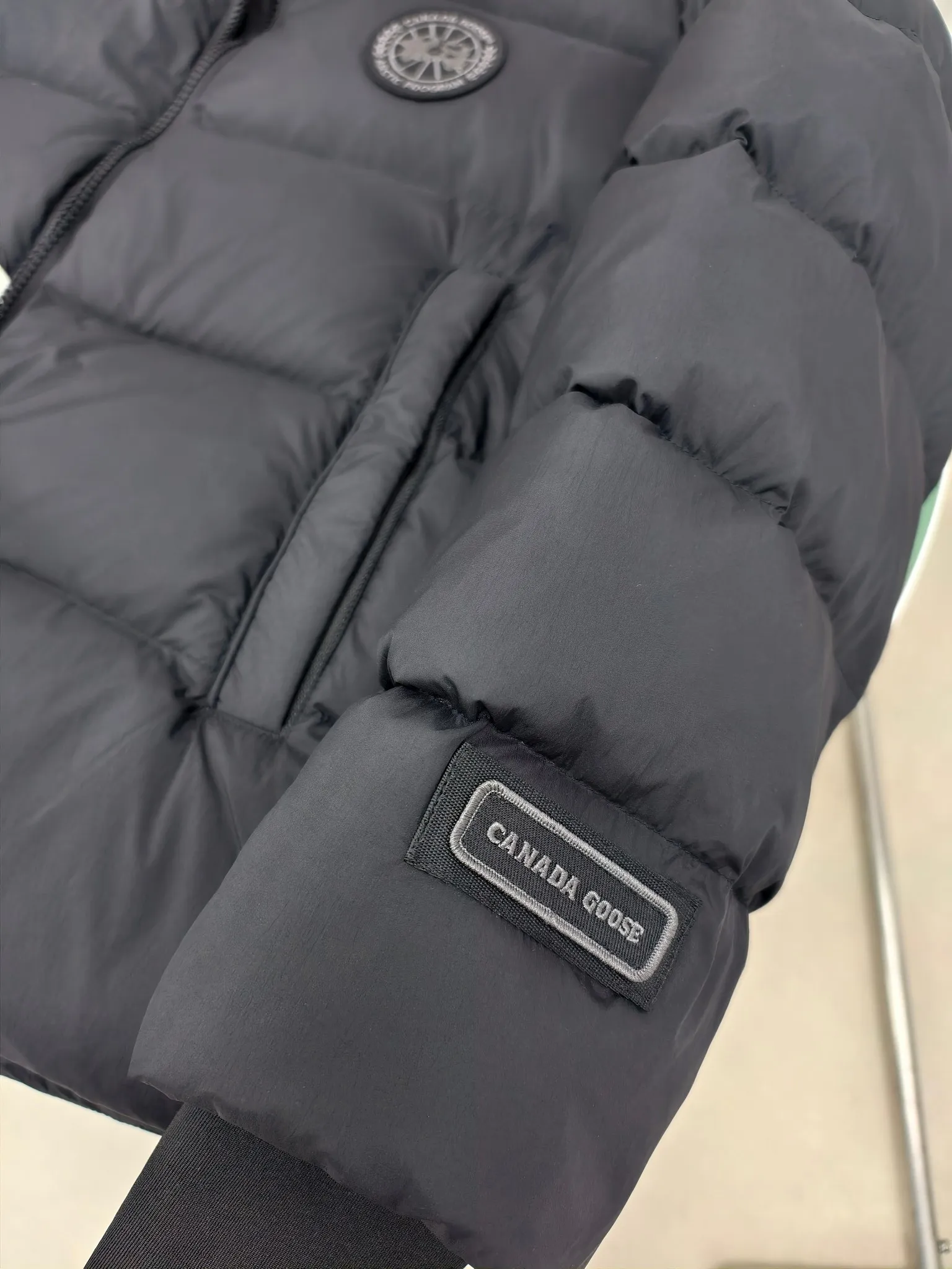 P880 Big Goose Ouyang Nana Second Generation (higher version) Canada goose Canada Goose Black Label Down Jacket A must-have in the outerwear world, the Big Goose Black Label down jacket! The latest designer styles! The goose down jacket has always been a popular element of fashion and is loved by experts from all walks of life! Fashionable hooded cut, high-end customer-supplied fine goose down, high resilience, smooth zipper, strong and firm. Pockets on both sides can store small items, free your hands, and you can go out without worries. It can also meet the need of putting your hands in your pockets👏👏Produced by Big Goose, it can be used as a group uniform by many celebrities. This down jacket uses a double-layer anti-down lining design, which has strong windproof performance and will be very warm in winter! Newly labeled white duck down filling, high fluffiness, windproof hooded design. When walking outdoors, pull the collar to the highest position, put your hands in the pockets and it will be very warm. It can be easily controlled by all body types! The interior is equipped with an elastic snow skirt design for better wrapping. The simple and neat style design highlights the masculine temperament. The impeccable style is classic and never goes out of style. It is warm and practical, and it is versatile! You can enter with your eyes closed!  Color: Black Khaki Size: XS-XXL